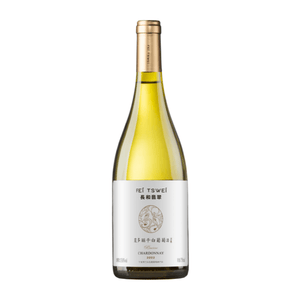 長和翡翠 Fei Tswei Reserve Chardonnay 2019 White wine bottle with gold foil cap on a white background